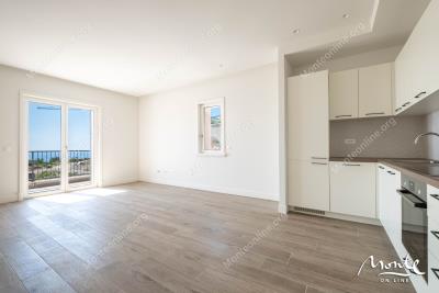 elegantnaya-kvartira-s-2-spalnyami-i-vidom-na-more-v-lustica-bay-centrale_03