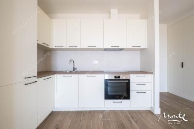 elegantnaya-kvartira-s-2-spalnyami-i-vidom-na-more-v-lustica-bay-centrale_09