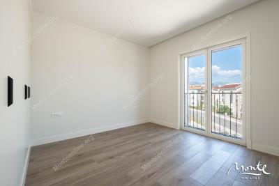 elegantnaya-kvartira-s-2-spalnyami-i-vidom-na-more-v-lustica-bay-centrale_11