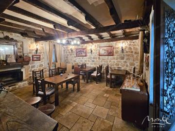 dejstvuyushhij-restoran-s-bolshoj-terrasoj-v-czentre-risana_05