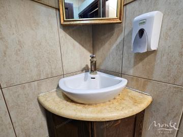 dejstvuyushhij-restoran-s-bolshoj-terrasoj-v-czentre-risana_08