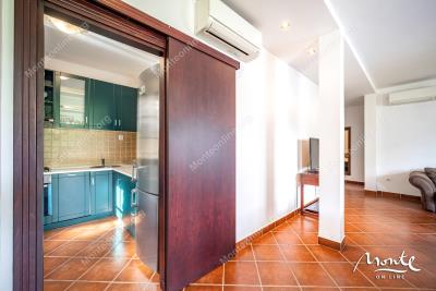 zhizn-u-vody-apartament-sicziliya-v-boka-gardens-s-terrasoj-i-vidom-na-more_14