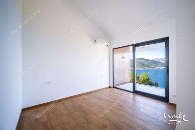 villa-s-bassejnom-na-poluostrove-lushticza-garmoniya-prirody-i-panoramnogo-vida-na-more_05