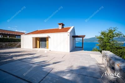 villa-s-bassejnom-na-poluostrove-lushticza-garmoniya-prirody-i-panoramnogo-vida-na-more_09