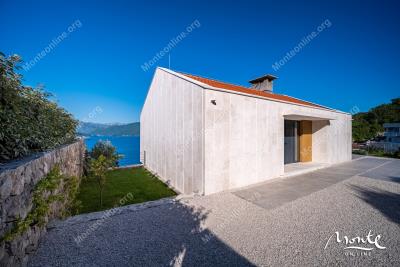 villa-s-bassejnom-na-poluostrove-lushticza-garmoniya-prirody-i-panoramnogo-vida-na-more_10