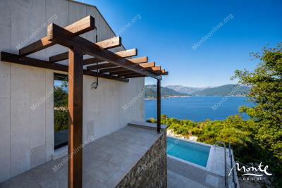 villa-s-bassejnom-na-poluostrove-lushticza-garmoniya-prirody-i-panoramnogo-vida-na-more_12
