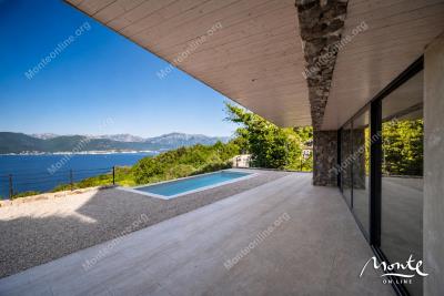 villa-s-bassejnom-na-poluostrove-lushticza-garmoniya-prirody-i-panoramnogo-vida-na-more_13