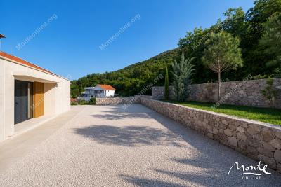 villa-s-bassejnom-na-poluostrove-lushticza-garmoniya-prirody-i-panoramnogo-vida-na-more_14