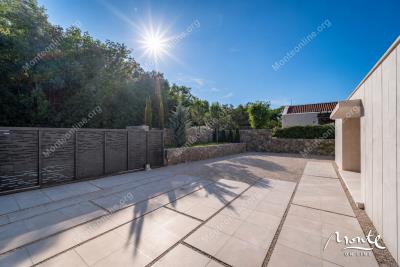 villa-s-bassejnom-na-poluostrove-lushticza-garmoniya-prirody-i-panoramnogo-vida-na-more_15
