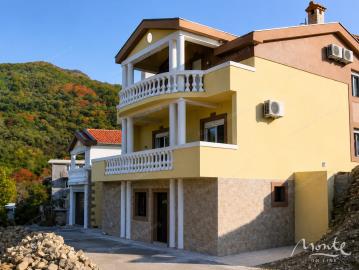dom-s-bassejnom-i-vidom-na-more-v-lepetane-opatovo-tivat_04