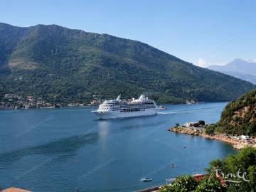 dom-s-bassejnom-i-vidom-na-more-v-lepetane-opatovo-tivat_13