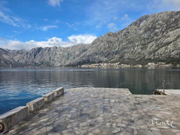 polnostyu-otremontirovannaya-kvartira-na-pervoj-linii-morya-v-prchani-kotor_01