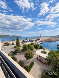apartament-s-vidom-na-more-v-pyatizvezdochnom-otele-lustica-bay_01