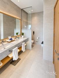 apartament-s-vidom-na-more-v-pyatizvezdochnom-otele-lustica-bay_08