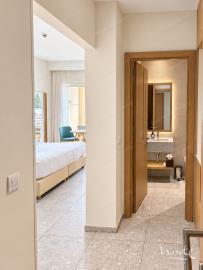 apartament-s-vidom-na-more-v-pyatizvezdochnom-otele-lustica-bay_13
