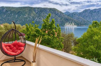 prostornyj-meblirovannyj-dom-s-vidom-na-more-v-prchani-kotor_01