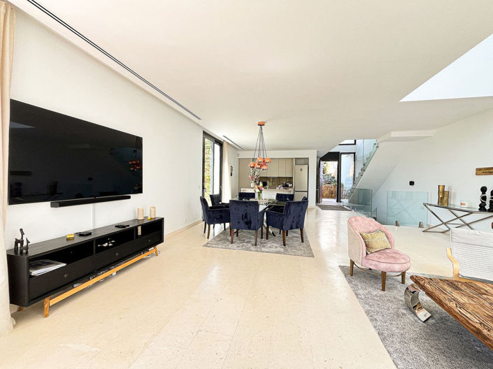 Image No.10-5 Bed Property for sale