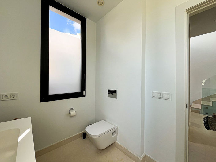 Image No.19-5 Bed Property for sale