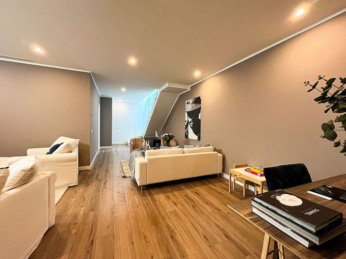 Image No.23-5 Bed Property for sale