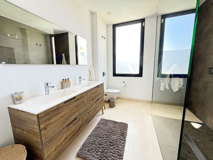 Image No.50-5 Bed Property for sale