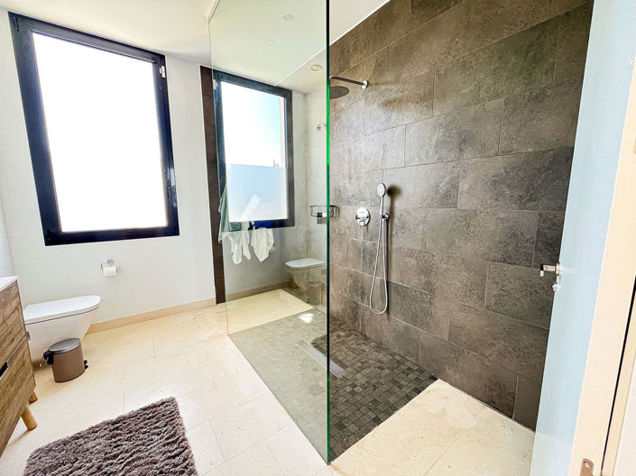 Image No.55-5 Bed Property for sale