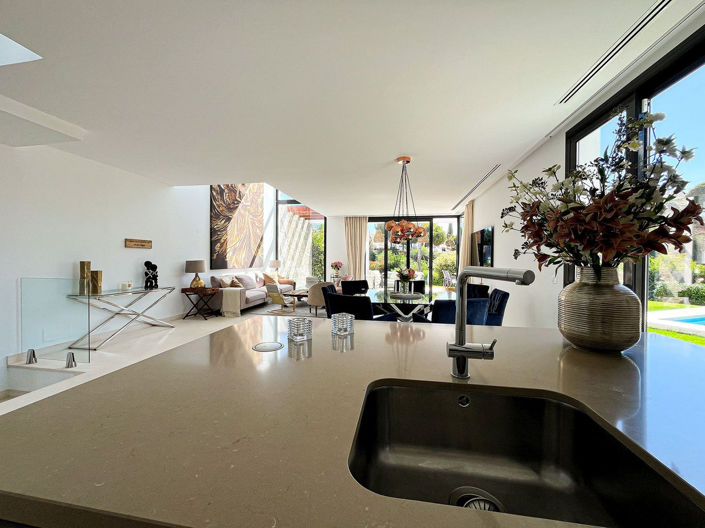 Image No.9-5 Bed Property for sale