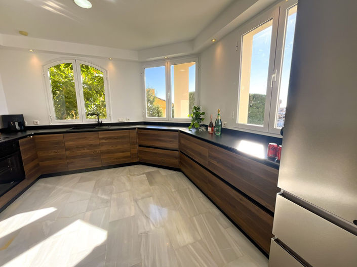 Image No.10-3 Bed Property for sale