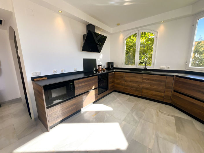 Image No.12-3 Bed Property for sale