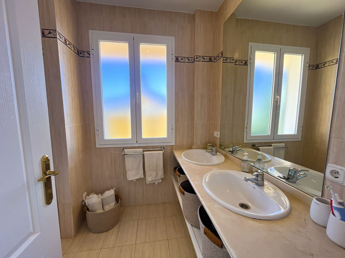 Image No.38-3 Bed Property for sale