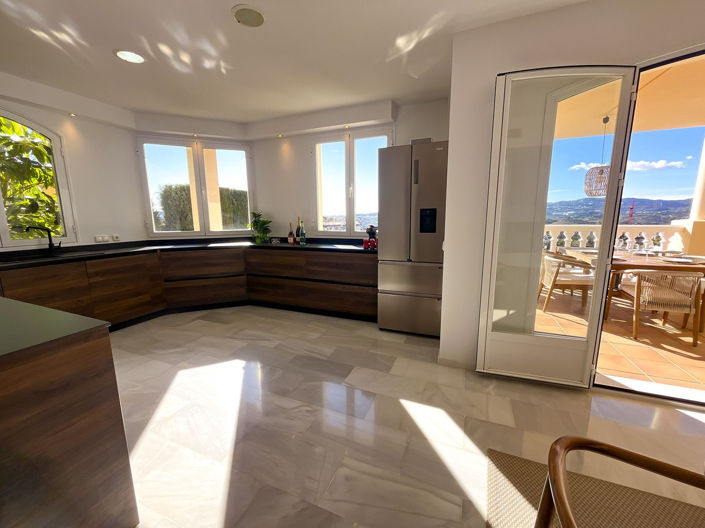 Image No.9-3 Bed Property for sale