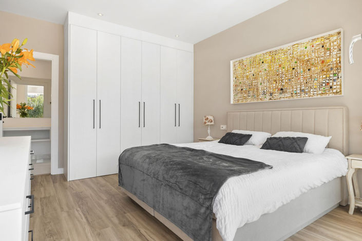 Image No.27-5 Bed Property for sale