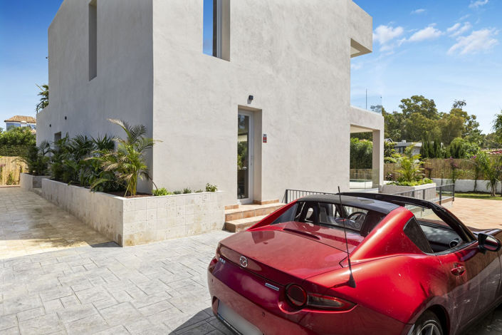 Image No.30-5 Bed Property for sale