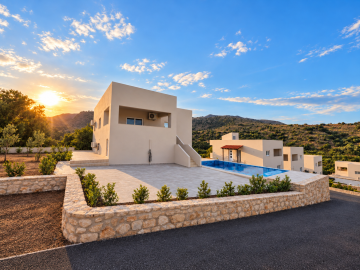 1 - Stilos, Villa