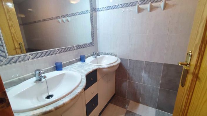 Image No.19-3 Bed Townhouse for sale