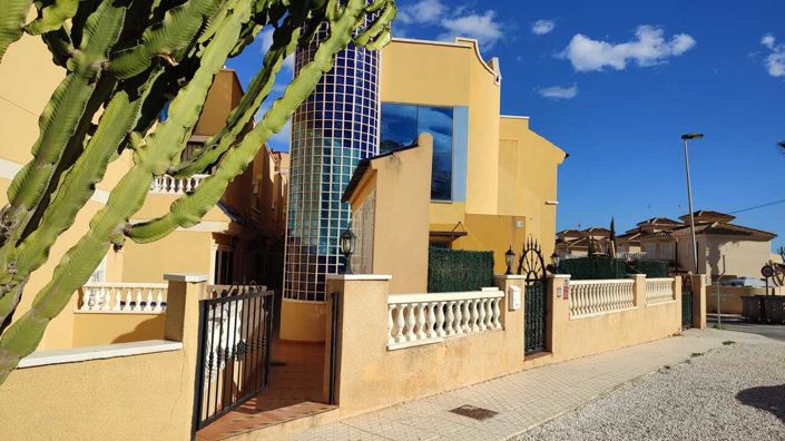 Image No.9-2 Bed Townhouse for sale