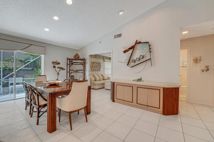 Image No.11-3 Bed House for sale