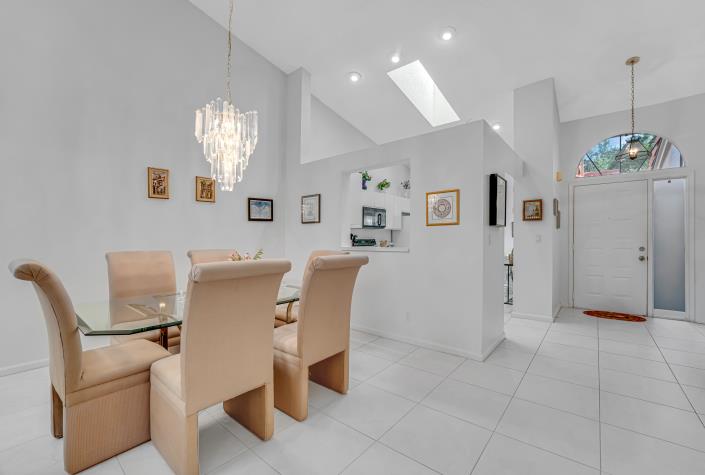 Image No.10-2 Bed Villa for sale