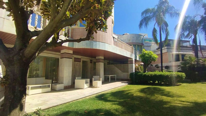 Image No.1-6 Bed Property for sale