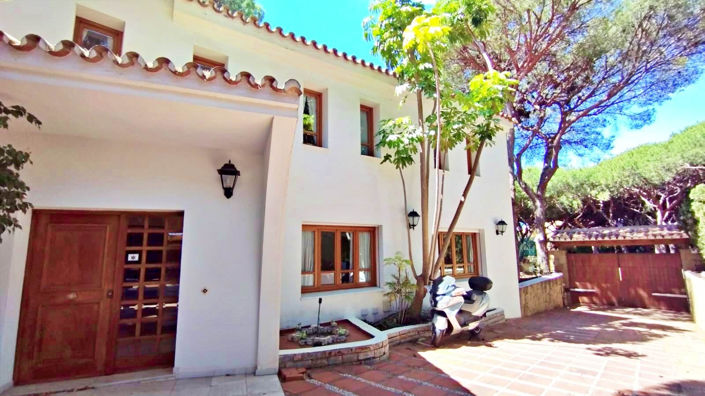 Image No.1-9 Bed Villa for sale