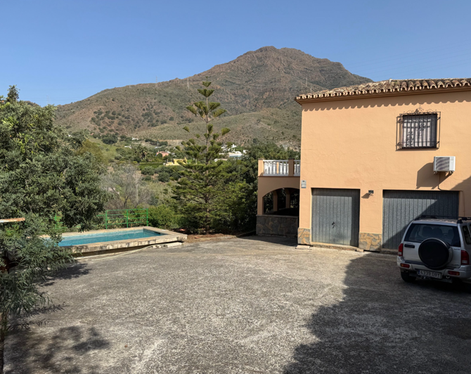 Image No.1-4 Bed Villa for sale