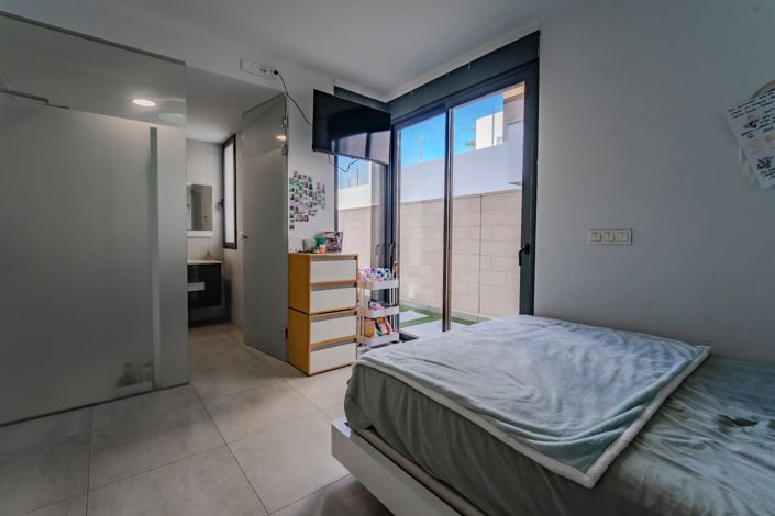 Image No.15-3 Bed Property for sale