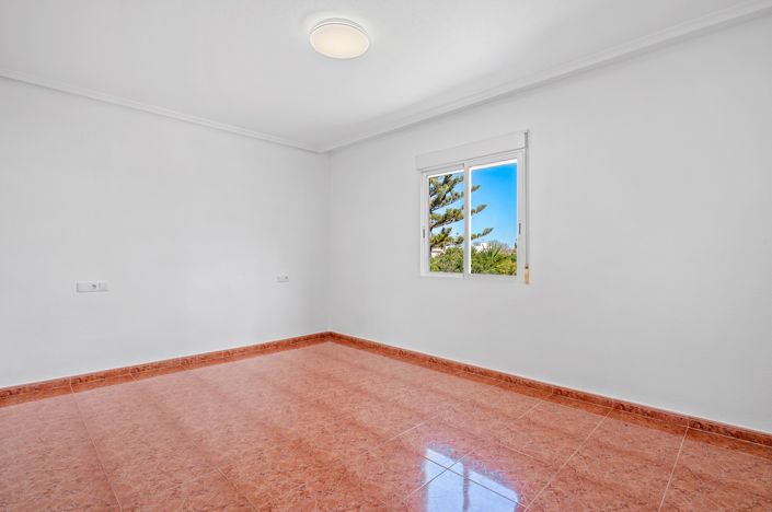 Image No.20-4 Bed Country Property for sale