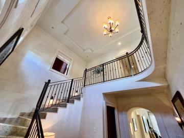 Claridges-10_entrance-foyer-chandelier