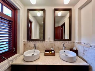 Claridges-10_guest-bathroom