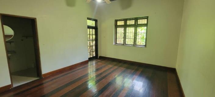 Image No.8-5 Bed House for sale