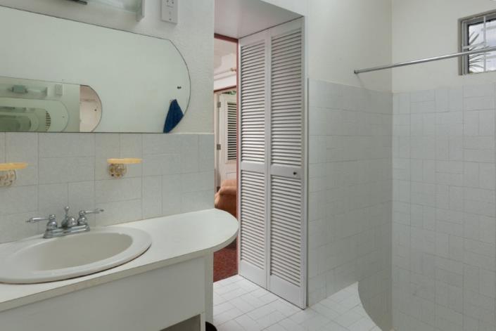 Image No.6-5 Bed House for sale