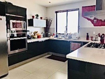 1 - , Maison