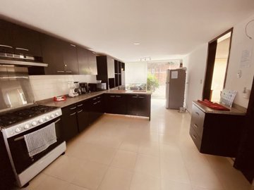 1 - , Maison