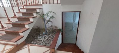 1 - , Maison