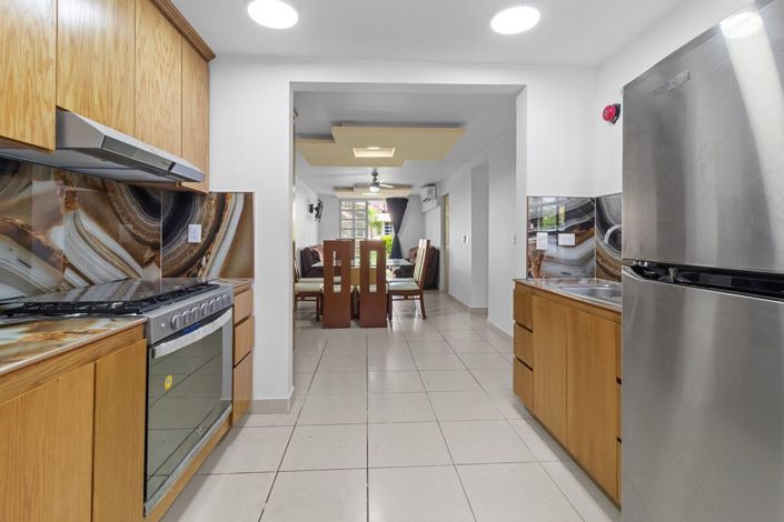 Image No.1-4 Bed House for sale